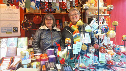 Auf dem Krefelder Weihnachtsmarkt bietet der Weltladen faire Produkte an.