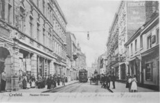 Westseite zwischen Gladbacher Straße und Südwall. Link der Torbogen, der in das Stadtbad führt. Die Aufnahme entstand um 1905.Bild: Stadt Krefeld, Stadtarchiv