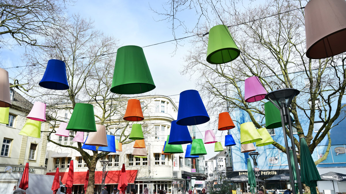 Die vielem Lampenschirme in unterschiedlichen Größen und Farben sind ein Hingucker auf dem Neumarkt. Bild: Stadt Krefeld, Presse und Kommunikation, A. Bischof