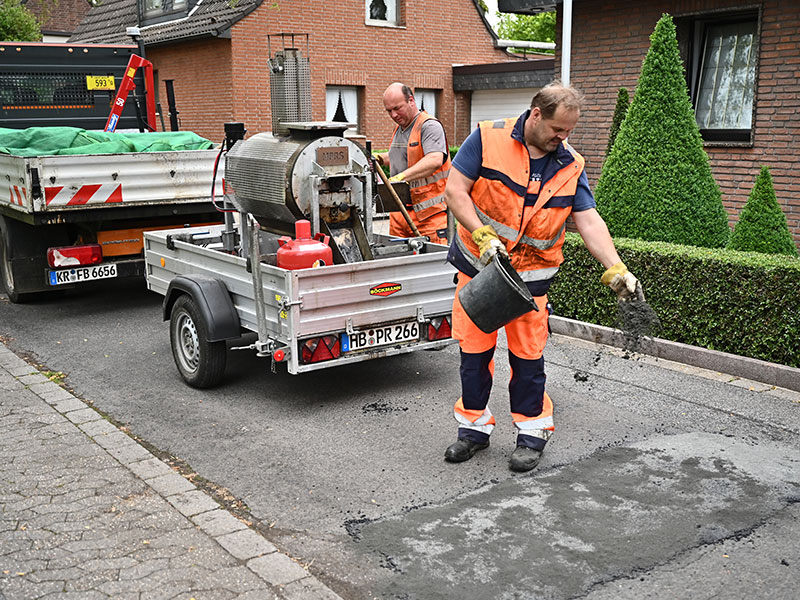 Ralf Beser ist mit der neuen Technik des "Mobile Pave Repair System" auf Krefelds Straßen unterwegs (hier im Oldenburger Weg). Foto: Stadt Krefeld, Presse und Kommunikation, A. Bischof