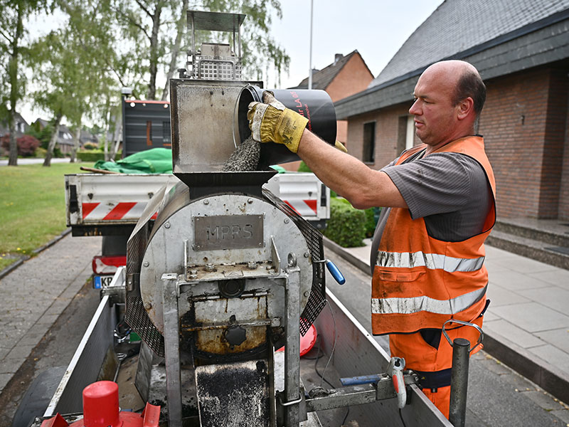 Michael Claßen ist mit der neuen Technik des "Mobile Pave Repair System" auf Krefelds Straßen unterwegs (hier im Oldenburger Weg). Foto: Stadt Krefeld, Presse und Kommunikation, A. Bischof