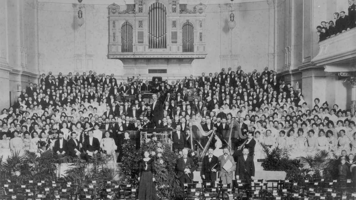 Musikdirektor Theodor Müller-Reuter mit Chor und Orchester in der Stadthalle im Rahmen des 38. Tonkünstlerfests im Juni 1902. Bild: Stadt Krefeld, Stadtarchiv