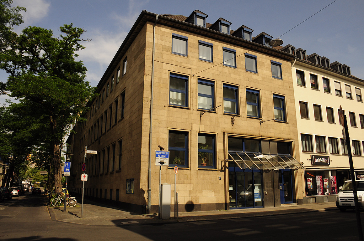 Das Gebäude steht an der Ecke Friedrichstraße/Carl-Wilhelm-Straße