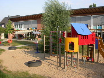 Die rückwärtige Ansicht der städtischen Tageseinrichtung für Kinder An de Dreew mit dem Außenspielbereich.