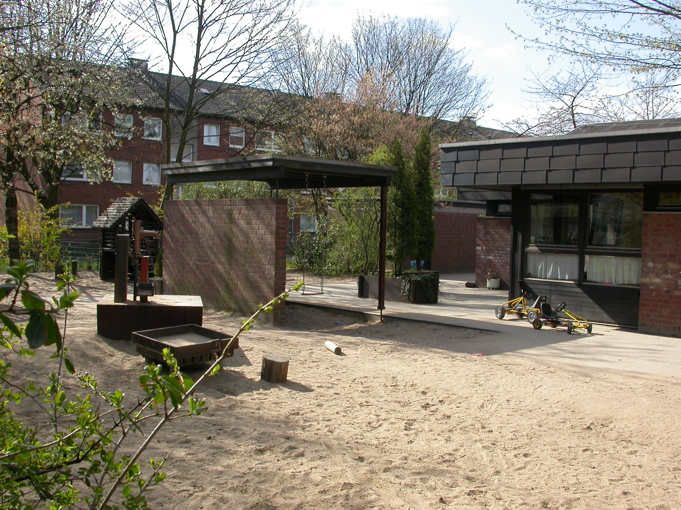 Ein Sandspielbereich im Außengelände der städtischen. Tageseinrichtung für Kinder / Familienzentrum Dieselstraße.