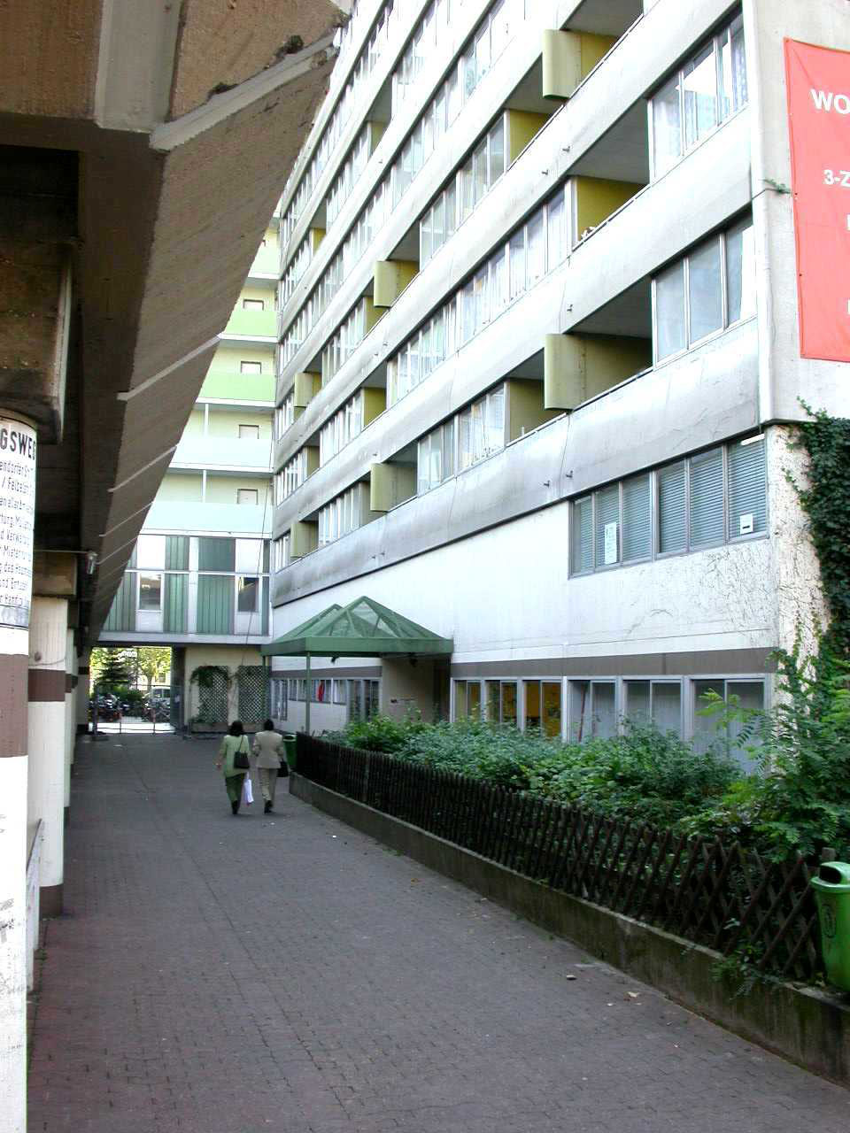 Die städtischen. Tageseinrichtung für Kinder Felbelstraße befindet sich im Erdgeschoss des Hochhauses Bleichpfad. Der Eingang liegt etwas versteckt.
