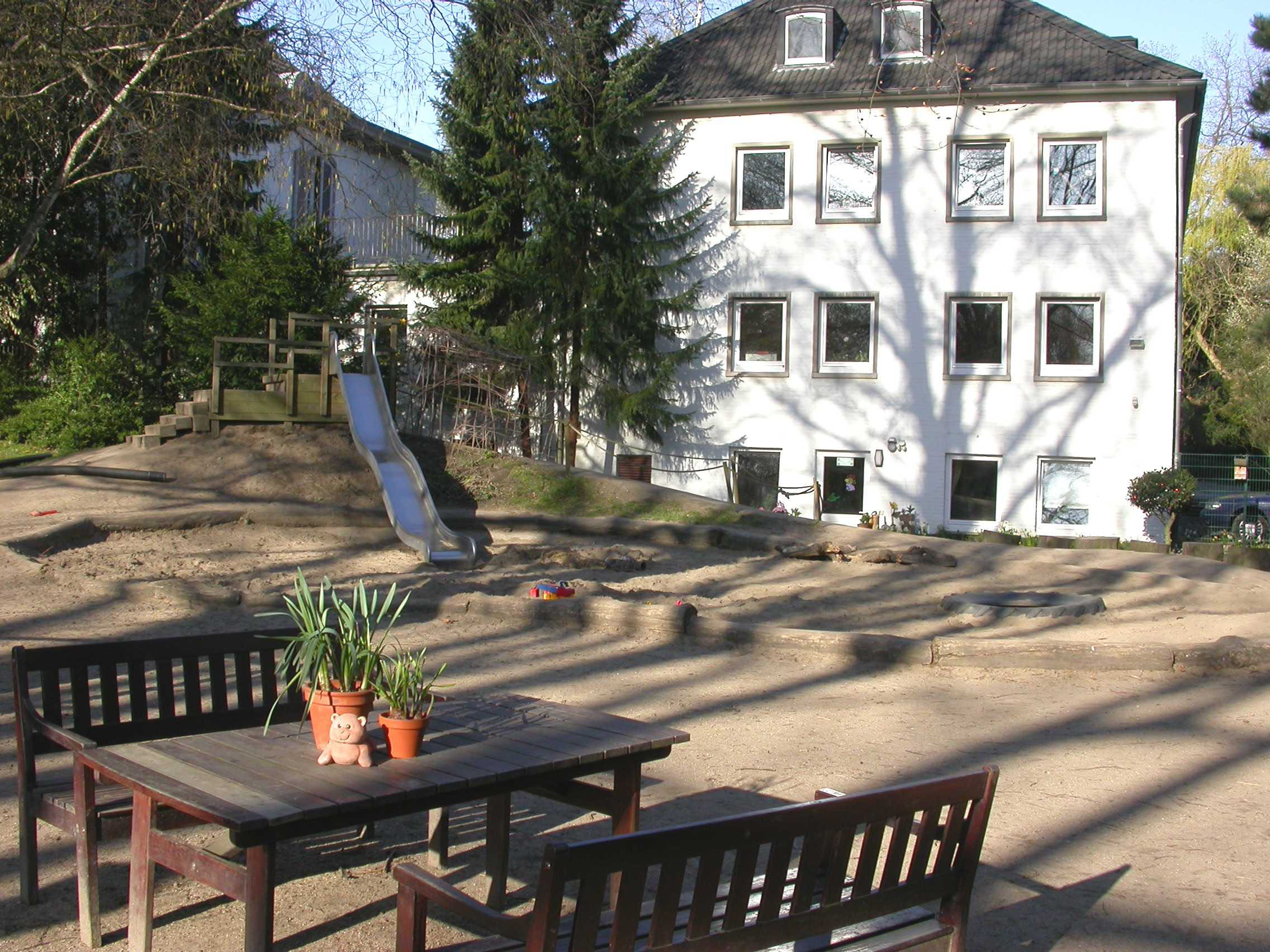 Die rückwärtige Ansicht der städtischen Tageseinrichtung für Kinder Hohenzollernstraße mit einem Teil des Außengeländes. 