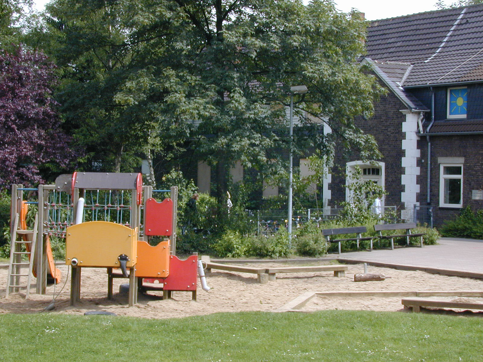 Klettergerüst und Sandspielbereich im Außenspielbereich der städtischen Tageseinrichtung für Kinder Körnerstraße.