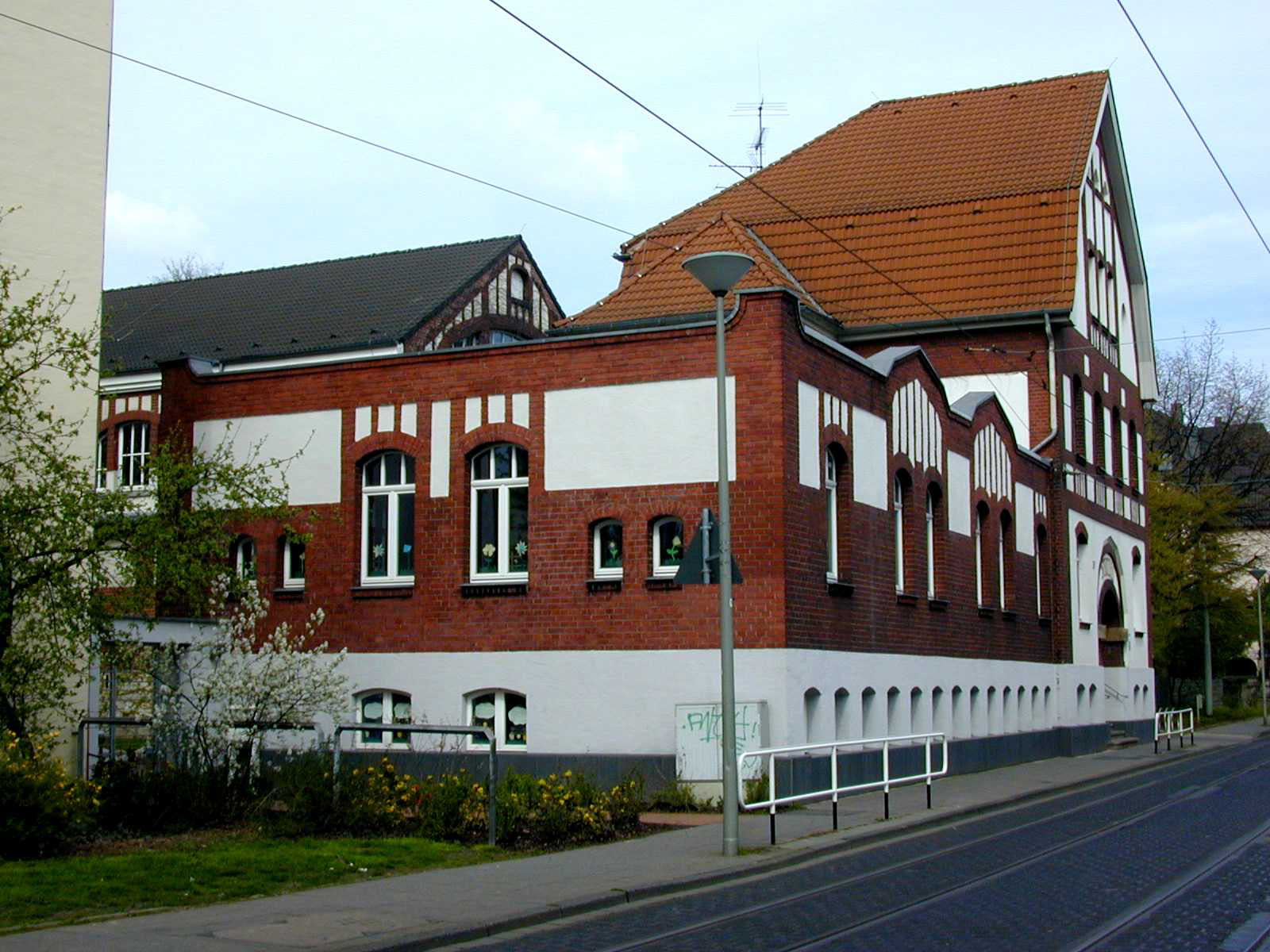 Die städtischen Tageseinrichtung für Kinder Kurfürstenstraße ist im Stadtbadgebäude untergebracht. Blick auf die Seitenwand der Tageseinrichtung für Kinder und die Giebelwand des Stadtbades in Uerdingen.