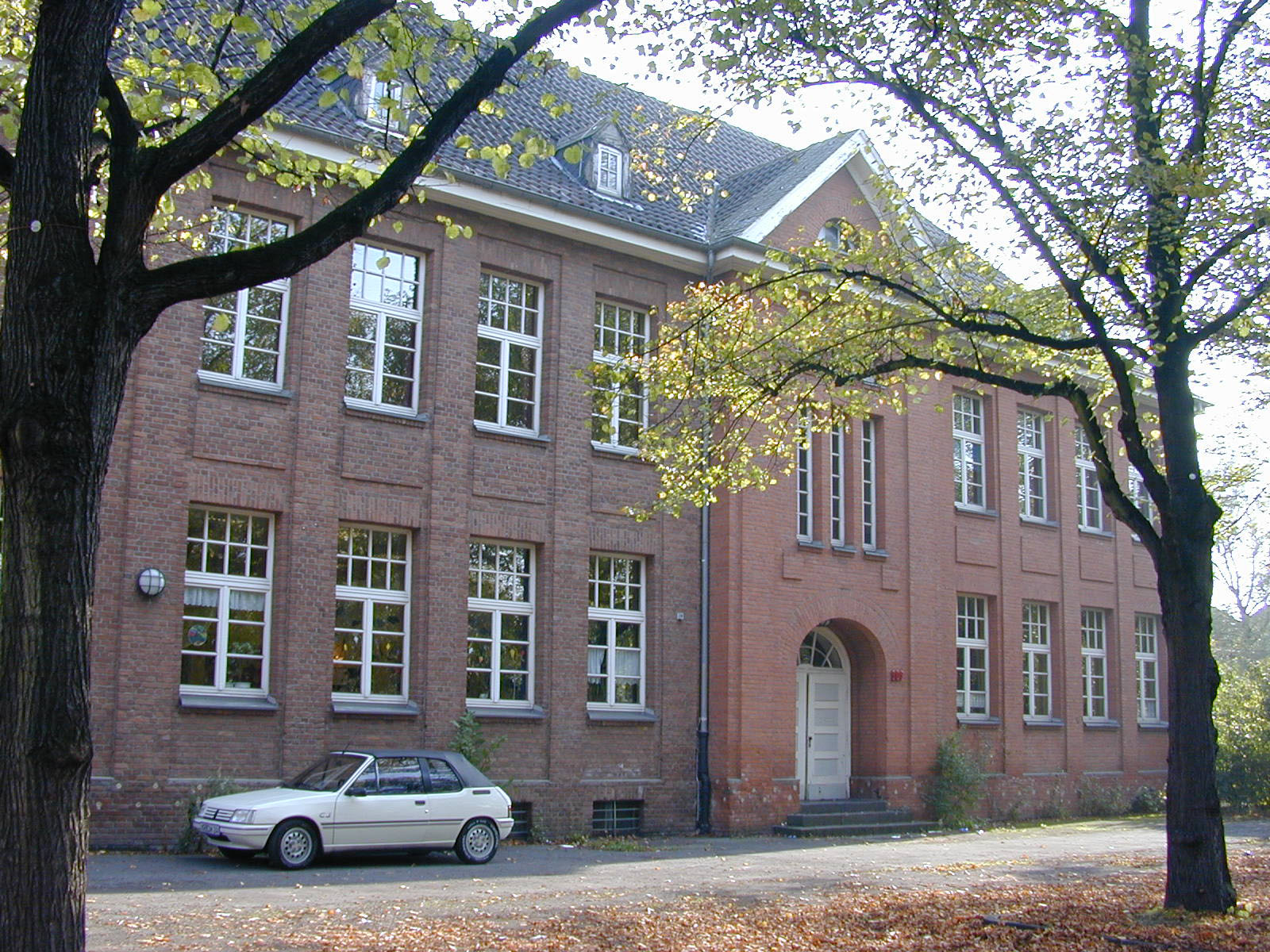Die alte Schule in Gellep-Stratum. Der Eingang der städtischen Tageseinrichtung für Kinder Legionstraße ist auf der rückwärtigen Seite des Gebäudes.