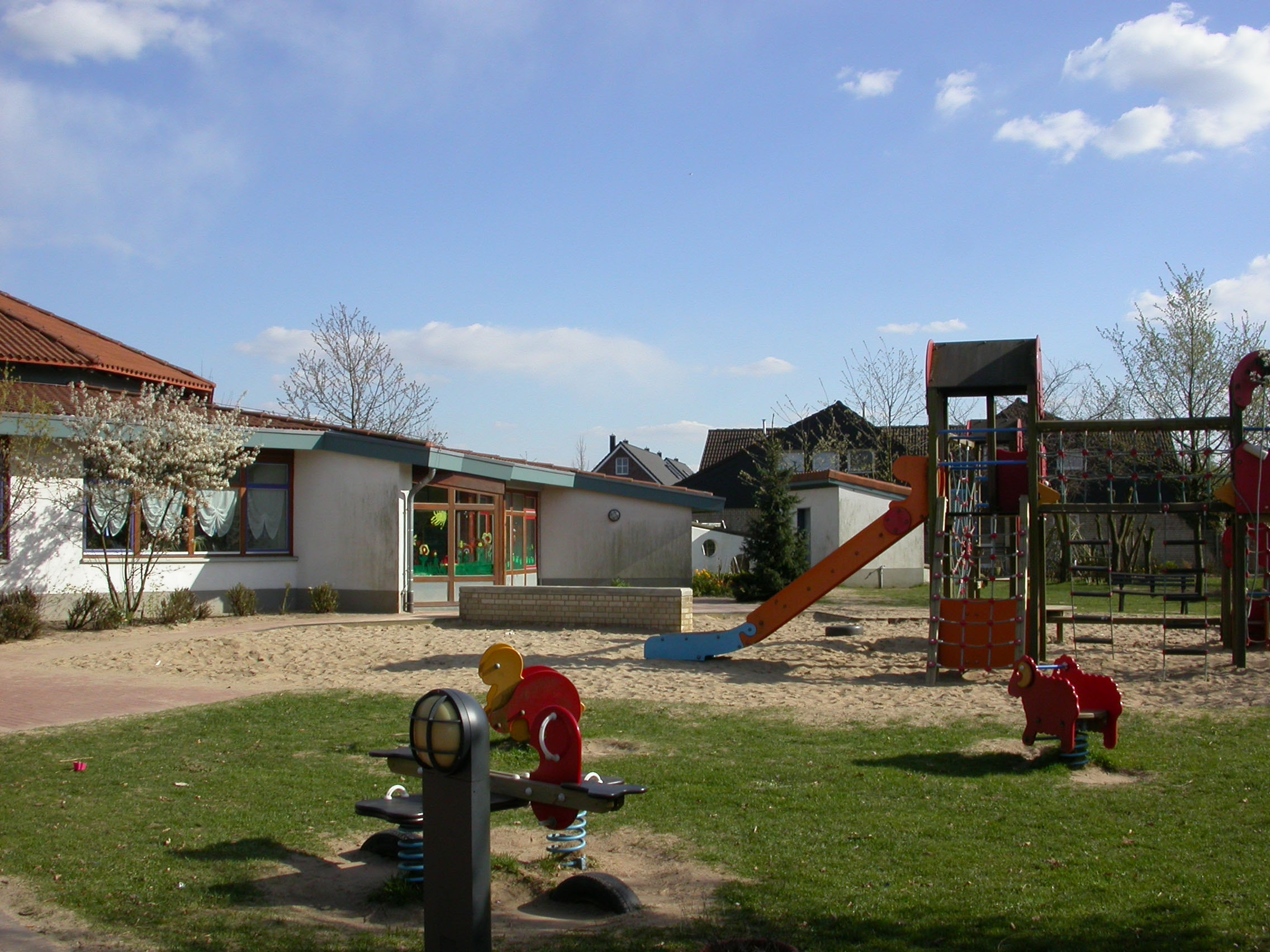 Spielgeräte im Außenspielbereich der städtischen. Tageseinrichtung für Kinder / Familienzentrum Leuther Straße.