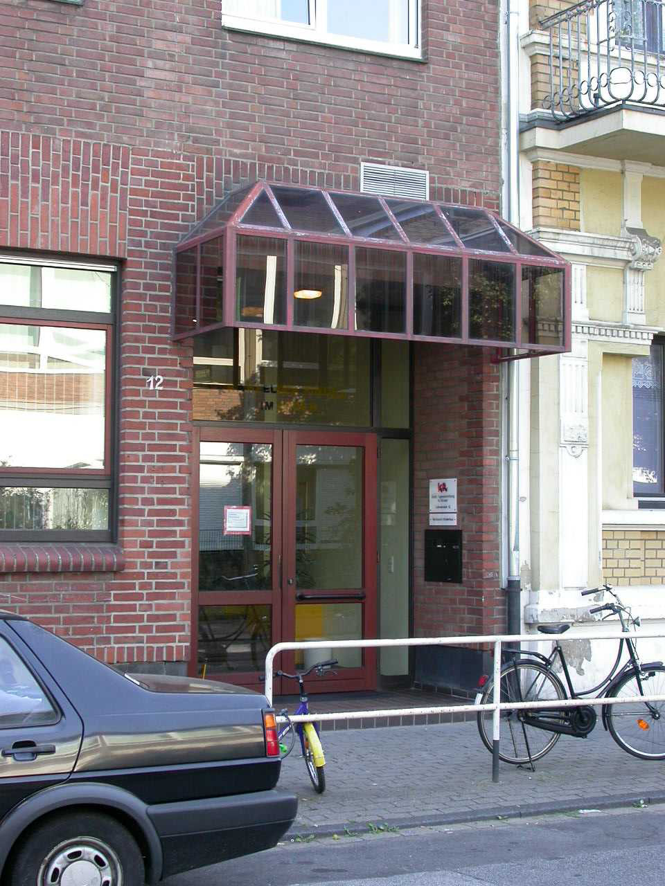 Der Eingang zur städtischen Tageseinrichtung für Kinder Lüdersstraße, die im Erdgeschoss eines Wohnhauses untergebracht ist.