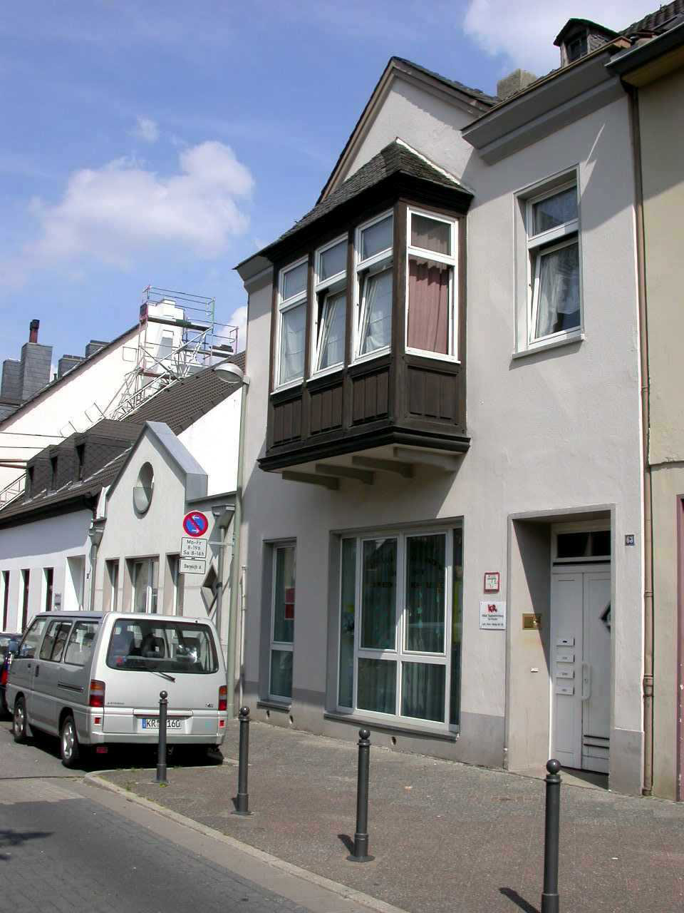 Der Eingang der städtischen Tageseinrichtung für Kinder / Familienzentrum Lutherische-Kirch-Straße, die in einem Wohnhaus untergebracht ist.