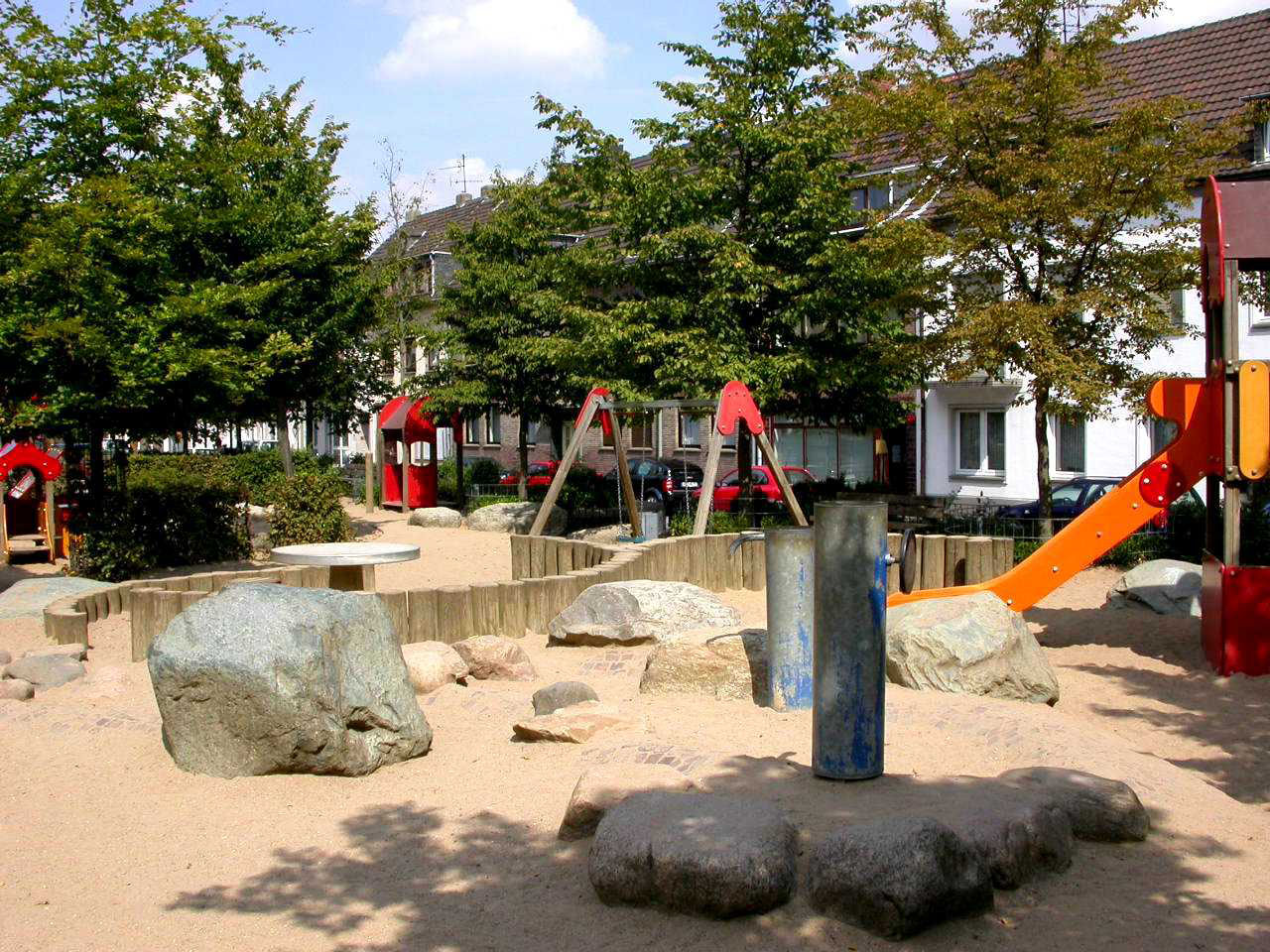 Der öffentliche Kinderspielplatz Gartenstraße wird von den Kindern der städtischen Tageseinrichtung für Kinder / Familienzentrum Lutherische-Kirch-Straße als Außenspielbereich genutzt.