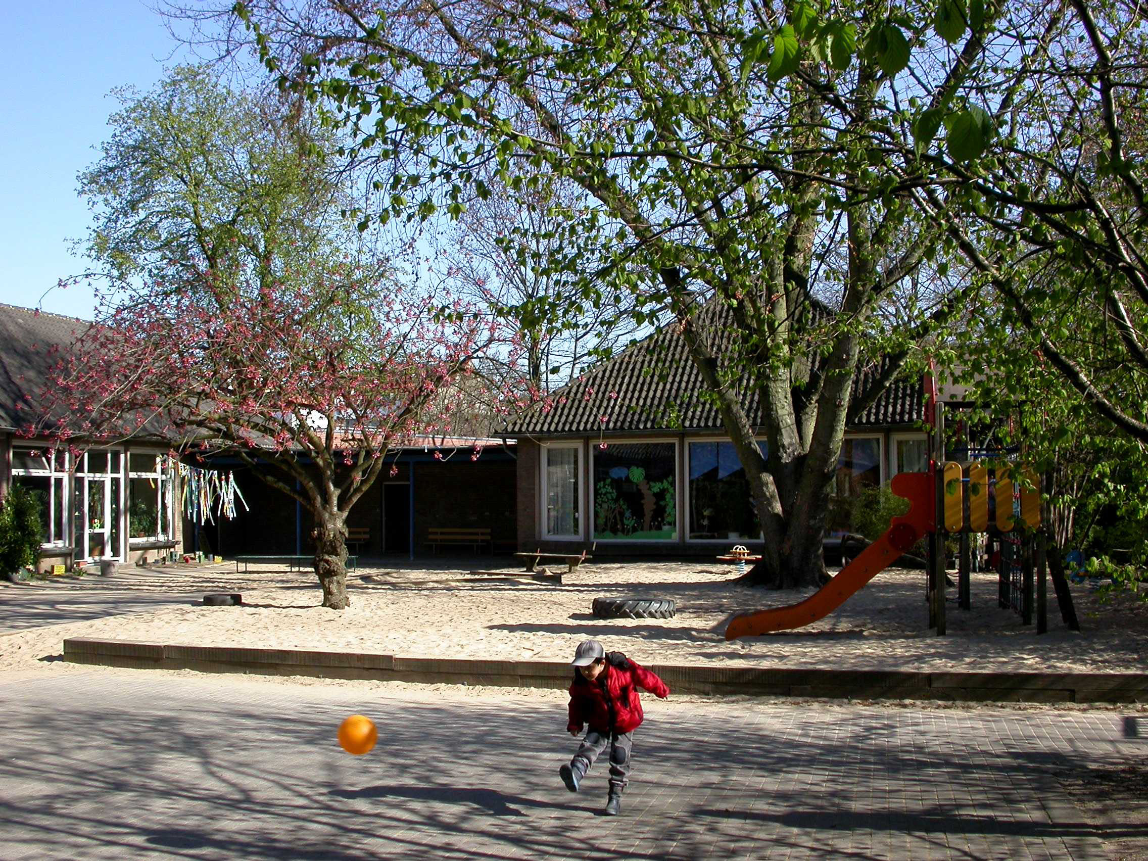 Blick auf den alten Teil der städtischen Tageseinrichtung für Kinder / Familienzentrum Steckendorfer Straße und den großen Sandspielbereich