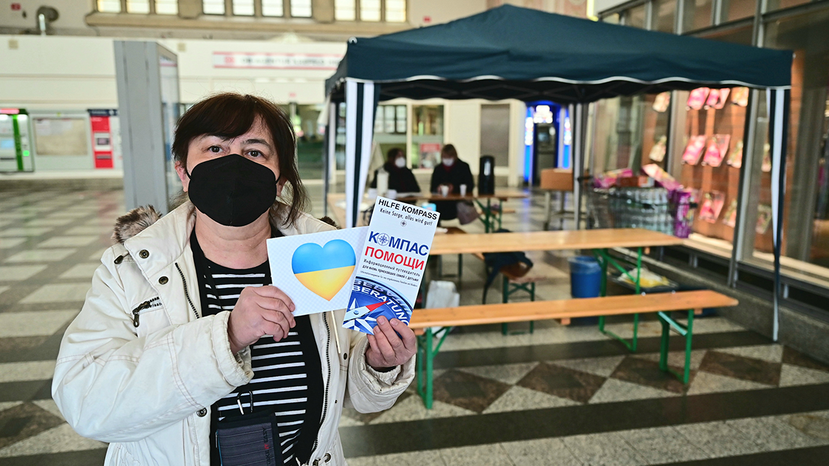 Vera Jurkina, freiwillige Mitarbeiterin am Info-Point im Hauptbahnhof  Foto: Stadt Krefeld, Presse und Kommunikation, A. Bischof