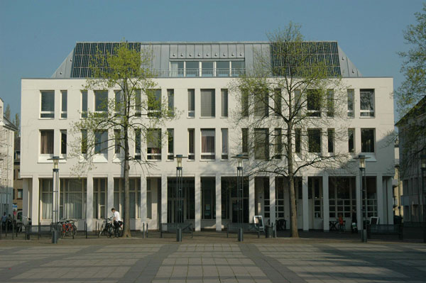Das Gebäude der Volkshochschule am Von-der-Leyen-Platz. Foto: Stadt Krefeld, Presse und Kommunikation