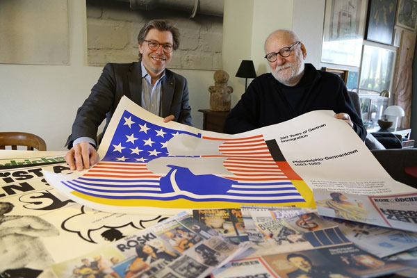 Theo Windges (rechts) hat Dr. Olaf Richter, Leiter des Stadtarchivs Krefeld, über 350 Plakate übergeben, die er entworfen hat. Foto: Stadt Krefeld, Presse und Kommunikation, L. Strücken