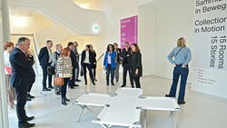 Museumleiterin Katia Baudin führte durch die Ausstellung. Bild: Stadt Krefeld, Presse und Kommunikation