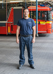 So sieht Nils Vernaleken, Brandmeister im Alarmdienst, mit normaler Dienstkleidung aus. In diesem Outfit sind die Krefelder Feuerwehrleute auf der Wache im Normalfall unterwegs.