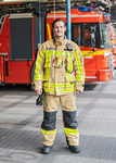 Etwa 60 Sekunden haben die Feuerwehrleute, um kleidungstechnisch fit für den Einsatz zu sein. Auf diesem Foto legt der Krefelder Brandmeister die Jacke für den Brandfall an.