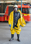 Die Feuerwehr wird nicht nur zu Bränden gerufen und muss auf alles vorbereitet sein. Bei einem Chemie-Unfall zum Beispiel wird ein spezieller Schutzanzug über der Dienstkleidung und dem Atemschutzgerät getragen. Er schützt unter anderem vor austretender Säure.