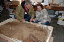 Die Funde kommen dann in die Restaurierungswerkstatt im Archäologischen Museum Krefeld. Bild: Stadt Krefeld, Presse und Kommunikation