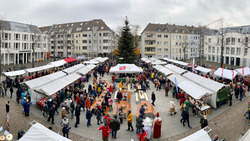 Impressionen des Besonderen Weihnachtsmarkt auf dem Von-der-Leyen-Platz. Bild: Stadt Krefeld, Presse und Kommunikation