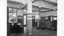Die Wartehalle um 1930. Bild: Stadt Krefeld, Stadtarchiv