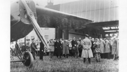 Eröffnung des Flugverkehrs nach Berlin im April 1926 - Ansprache des Beigeordneten Dr. Beyer (mit Hut in der Hand).Bild: Stadt Krefeld, Stadtarchiv