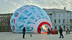 Zum Stadtjubiläum ließ die Stadt Krefeld einen Heißluftballon herstellen.