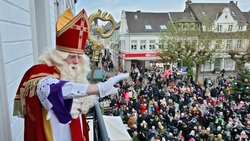 Impressionen der Ankuft des Sinter Claas in Uerdingen 2023. Bild: Stadt Krefeld, Presse und Kommunikation, Andreas Bischof