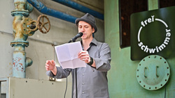 Slam-Poet Jonas Marco Jahn textete zum Stadtbad.Bild: Stadt Krefeld, Presse und Kommunikation