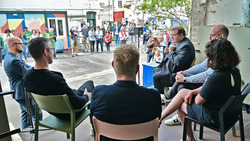 Auf der Bühne fand eine Talkrunde über die Entwicklung des Stadtbads statt.Bild: Stadt Krefeld, Presse und Kommunikation