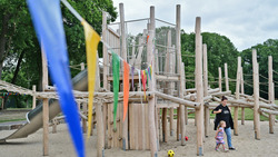 Der Oberbürgermeister hat den Stadtwaldspielplatz zur Nutzung freigegeben. Die offizielle Eröffnungsfeier wird es beim Familienfest zum Weltkindertag geben.Bild: Stadt Krefeld, Presse und Kommunikation