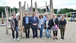 Der Oberbürgermeister hat den Stadtwaldspielplatz zur Nutzung freigegeben. Die offizielle Eröffnungsfeier wird es beim Familienfest zum Weltkindertag geben.Bild: Stadt Krefeld, Presse und Kommunikation