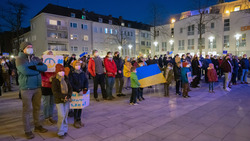 Viele selbstgemachte, ukrainische Flaggen wurden bei der Friedensdemonstration auf dem Rathausplatz gezeigt.Bild: Stadt Krefeld, Presse und Kommunikation