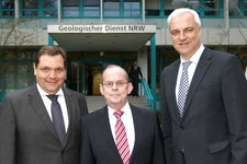 oberbürgermeister frank meyer (links) und nrw-wirtschaftsminister garrelt duin (rechts) bei der verabschiedung von professor dr. josef klostermann, leiter geologischer dienst nrw. 