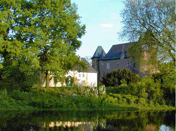 Bild mit Blick auf die Burg Linn vom Burgpark