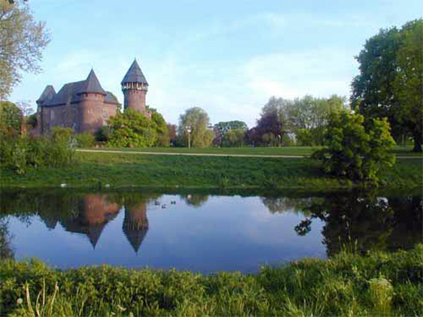 Bild der Burg Linn mit Burggraben