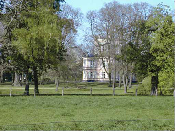 Bild aus dem Greiffenhorstpark mit Blick auf das kleine Schloss