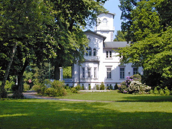 Bild vom Schönhausenpark mit Villa im Hintergrund