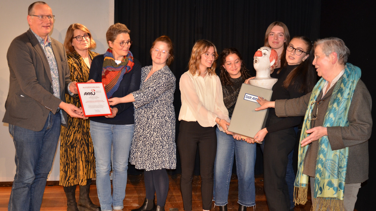 Preisträgergruppe des Hannah-Arend-Gymnasiums mit AKKU-Vorsitzender Heide Schremmer (2. von links)