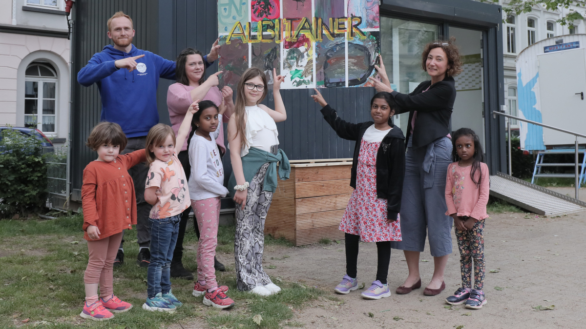 (hinten von links) Lars Görke, Jennifer Menne (Spielplatzpatin), Aylin Okyar-Köpke (Fachkraft Fachbereich Jugendhilfe) (vorne von links) Helena, Johanna, Daranika, Elietta, Abinya und Dakshiga Bild: Stadt Krefeld, Presse und Kommunikation, D. Jochmann