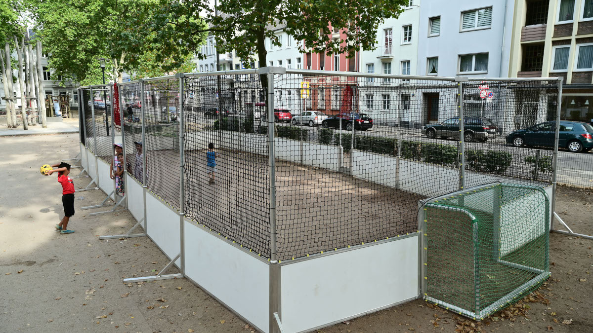 Ein Soccer Court steht für vier Wochen auf dem Spielplatz am Albrechtplatz. Foto: Stadt Krefeld, Presse und Kommunikation, A. Bischof