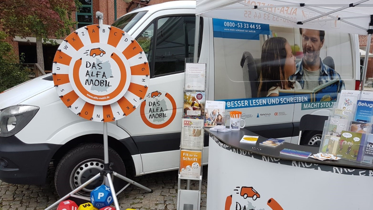 Am 23. April macht das ALFA-Mobil in Kooperation mit der VHS Halt in Krefeld. Das Projekt macht auf Hilfs- und Unterstützungsangebote bei Analphabetismus aufmerksam.Foto: Bundesverband Alphabetisierung und Grundbildung (BVAG)