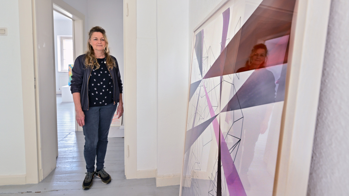 Die Künstlerin Annette Riemann zeigt im Kunstspektrum der Gemeinschaft Krefelder Künstler die Ausstellung „Anderswelt“. Foto: Stadt Krefeld, Presse und Kommunikation, Andreas Bischof
