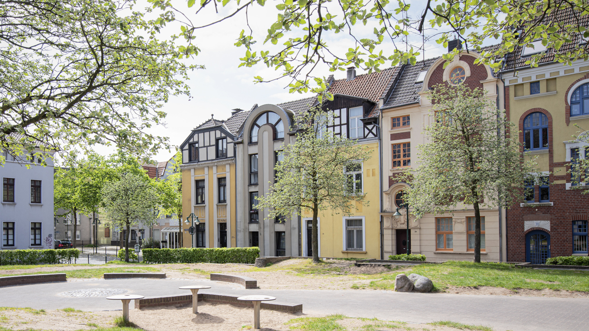 Blick auf die Häuserzeile am Anne-Frank-Platz- Bild: Stadt Krefeld, Presse und Kommunikation