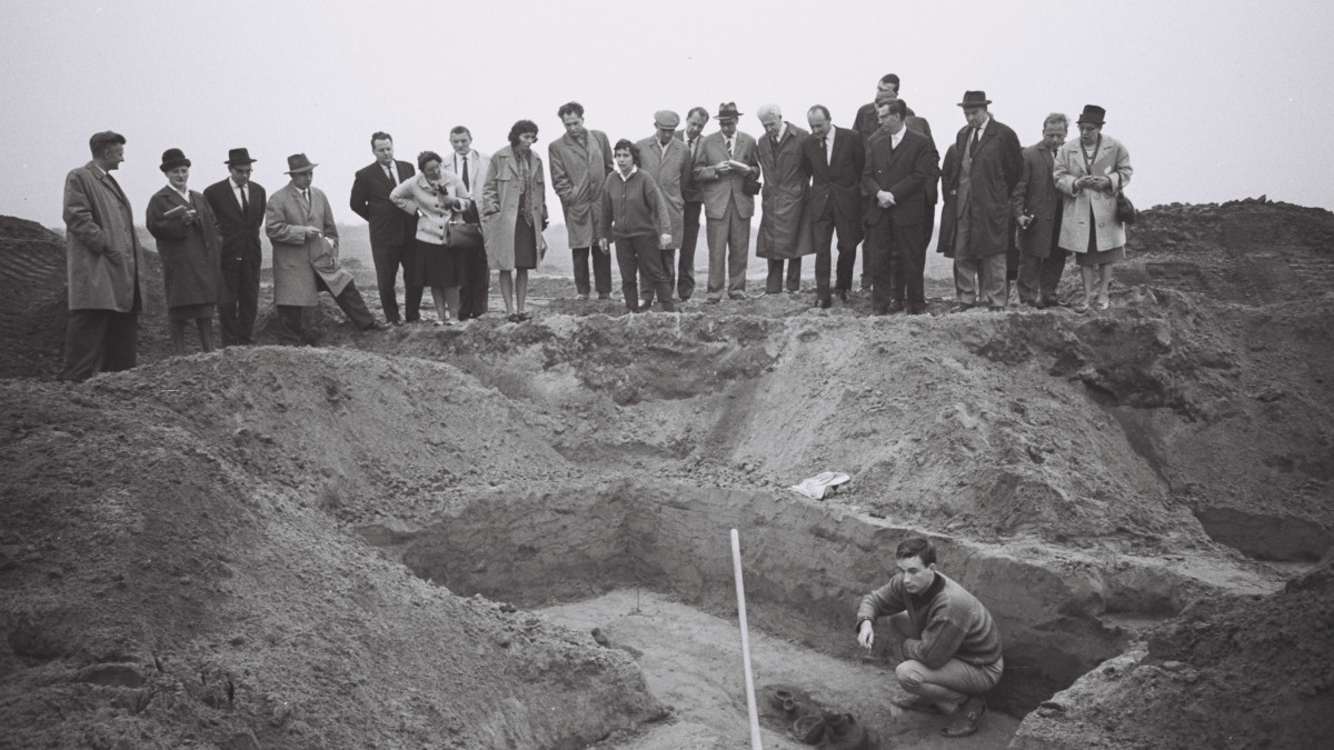 1962: Fotos von der Entdeckung des Fürstengrabes sowie einer Führung auf dem Gräberfeld mit Professorin Renate Pirling. Bild: Stadtarchiv