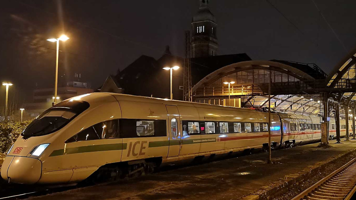 ICE hält im Hauptbahnhof Krefeld. Foto: Stadt Krefeld, Presse und Kommunikation